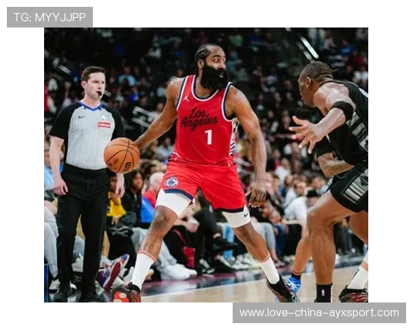 哈登传球穿透防线,快船最终取胜 哈登传球穿透防线,快船最终取胜