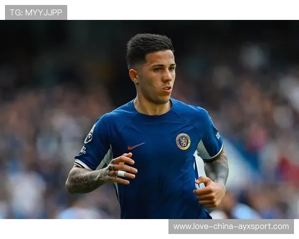 切尔西后腰节奏完美调度,恩佐在中路展现掌控感 切尔西后腰节奏完美调度,恩佐在中路展现掌控感